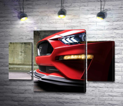 Модульная картина "Красный бампер автомобиля Ford Mustang Shelby GT500 с плавными изгибами фар"