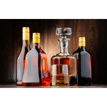 Медові відтінки міцного алкоголю в скляних пляшках