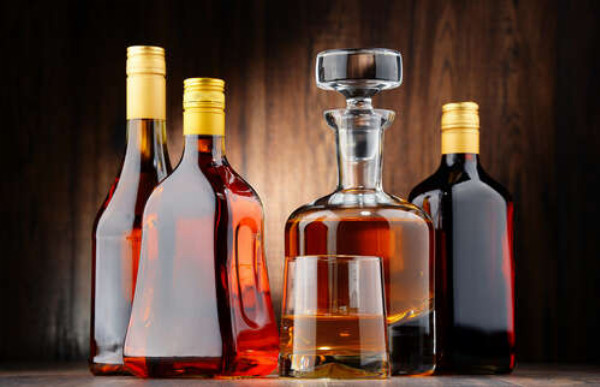 Медовые оттенки крепкого алкоголя в стеклянных бутылках