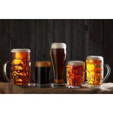 Золотые оттенки сортов пива в разнообразии стеклянных бокалов