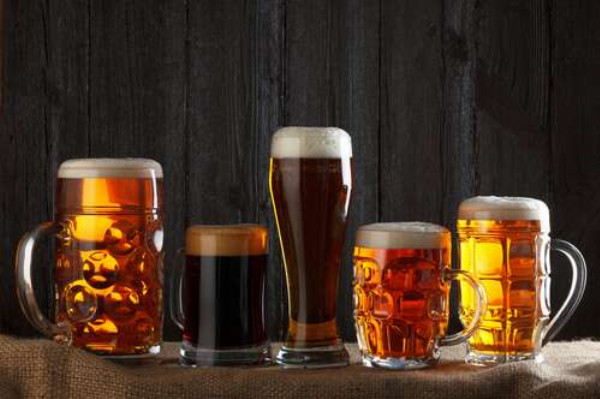 Золоті відтінки сортів пива в різноманітті скляних келихів