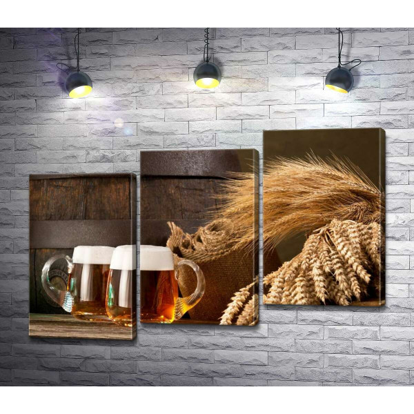 Келихи пива в оточенні снопів пшениці та ячменю