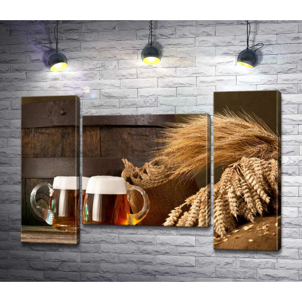 Бокалы пива в окружении снопов пшеницы и ячменя