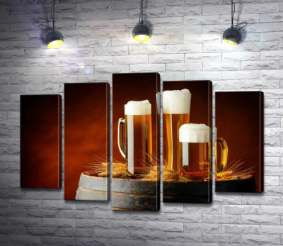 Модульная картина "Желтое пиво пенится в бокалах на деревянной бочке"
