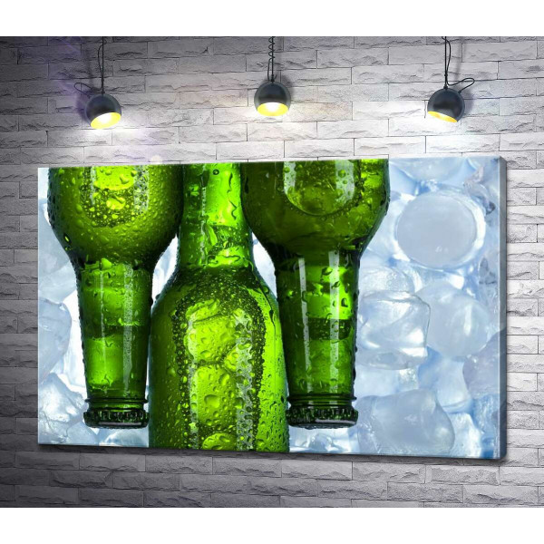 Прозорі краплі води стікають по зеленому склу пляшок із пивом