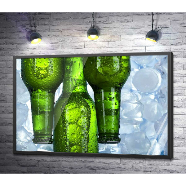 Прозрачные капли воды стекают по зеленому стеклу бутылок с пивом