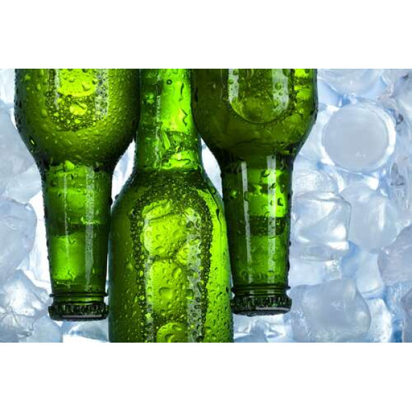 Прозорі краплі води стікають по зеленому склу пляшок із пивом