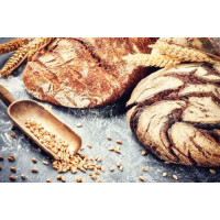 Хрустящие буханки хлеба среди колосьев и зерен пшеницы
