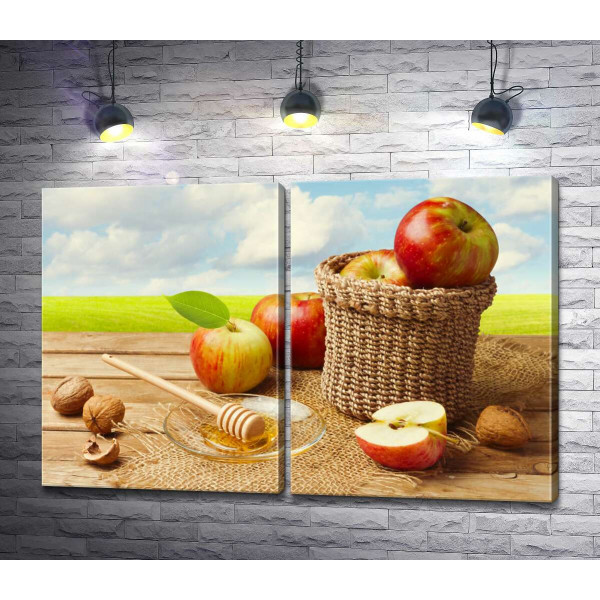 Дары осени: корзина с яблоками, мед и орехи