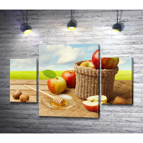 Дари осені: корзина із яблуками, мед та горіхи