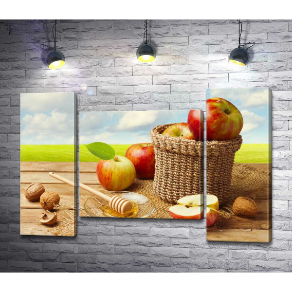 Дары осени: корзина с яблоками, мед и орехи