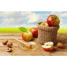 Дари осені: корзина із яблуками, мед та горіхи