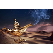 Чарівна лампа Аладдіна лежить на піску в пустелі