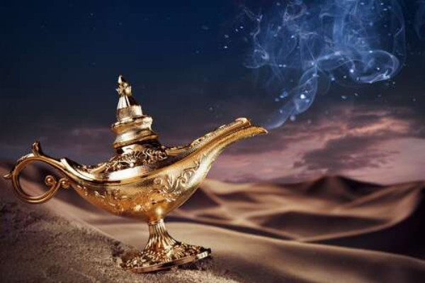 Чарівна лампа Аладдіна лежить на піску в пустелі