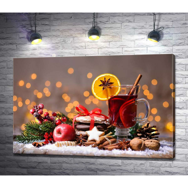 Новогодний натюрморт: душистый глинтвейн со связкой печенья, яблоком и пряностями