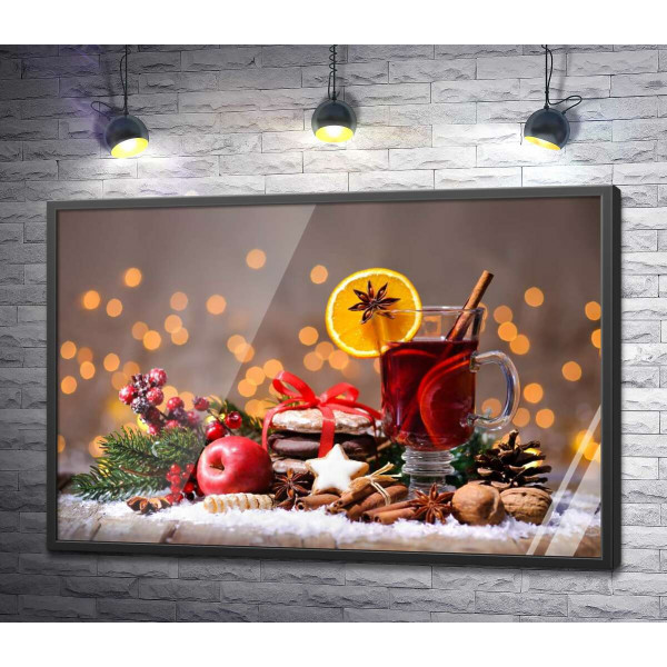 Новогодний натюрморт: душистый глинтвейн со связкой печенья, яблоком и пряностями