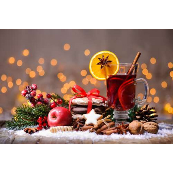 Новорічний натюрморт: запашний глінтвейн із пакунком печива, яблуком та прянощами