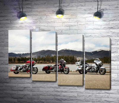 Три мотоцикли Harley-Davidson Road Glide стоять на березі річки