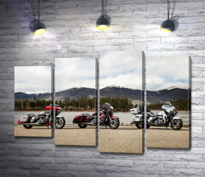 Три мотоцикли Harley-Davidson Road Glide стоять на березі річки