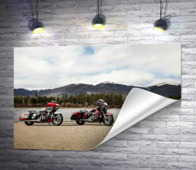 Три мотоцикли Harley-Davidson Road Glide стоять на березі річки