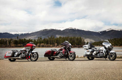 Три мотоцикла Harley-Davidson Road Glide стоят на берегу реки
