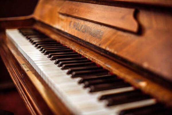 Черно-белый узор клавиш старого фортепиано