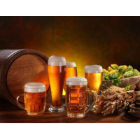 Бокалы светлого пива в окружении хмеля, пшеницы и бочки