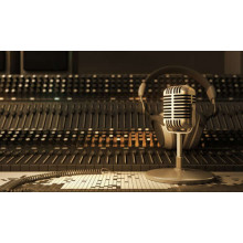 Мікрофон, навушники та мікшерний пульт в студії звукозапису