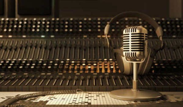 Микрофон, наушники и микшерный пульт в звукозаписывающей студии