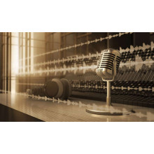 Строки записи голоса проходят мимо микрофона в студии