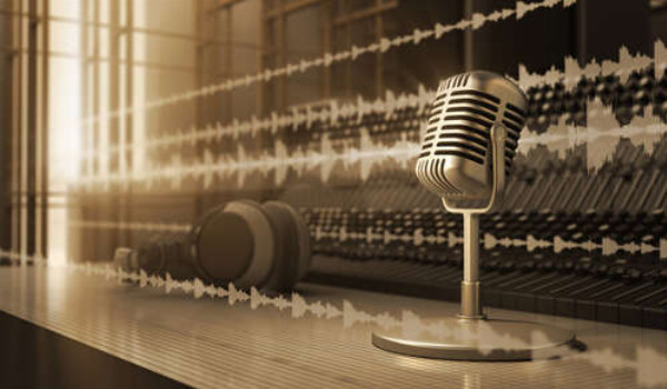 Строки записи голоса проходят мимо микрофона в студии
