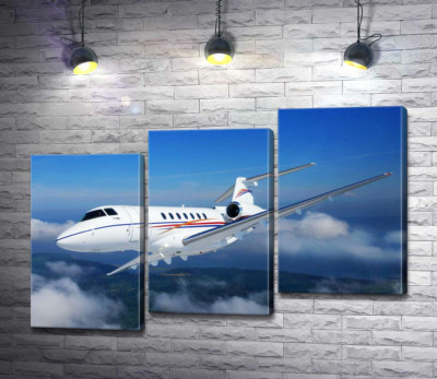 Американский корпоративный самолет Hawker 400 поднялся в небо