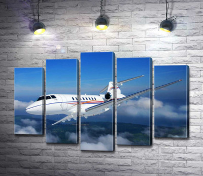 Американский корпоративный самолет Hawker 400 поднялся в небо