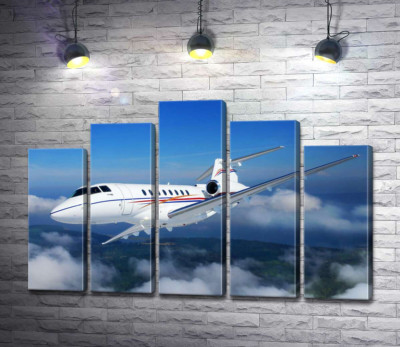 Модульная картина "Американский корпоративный самолет Hawker 400 поднялся в небо"