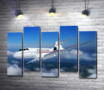 Американский корпоративный самолет Hawker 400 поднялся в небо