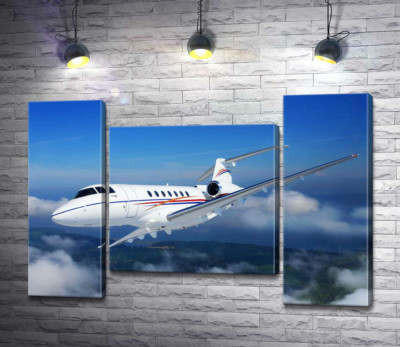 Американский корпоративный самолет Hawker 400 поднялся в небо