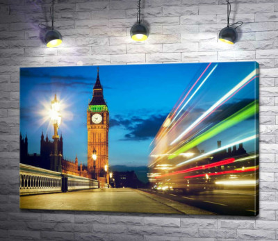 Башня Биг-Бен (Big Ben) величественно наблюдает за оживленным движением города