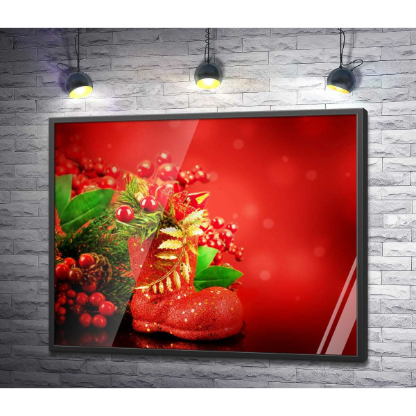 Красный сапожок возле рождественского букета из веток елки и ягод омелы