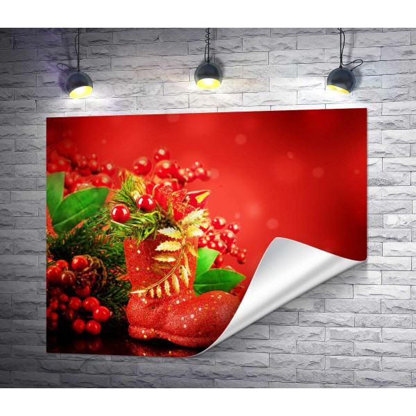Червоний чобіток біля різдвяного букету з гілок ялини та ягід омели