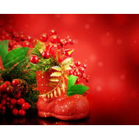 Червоний чобіток біля різдвяного букету з гілок ялини та ягід омели