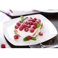 Десерт тирамісу з ягодами малини