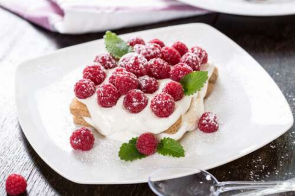 Десерт тирамісу з ягодами малини