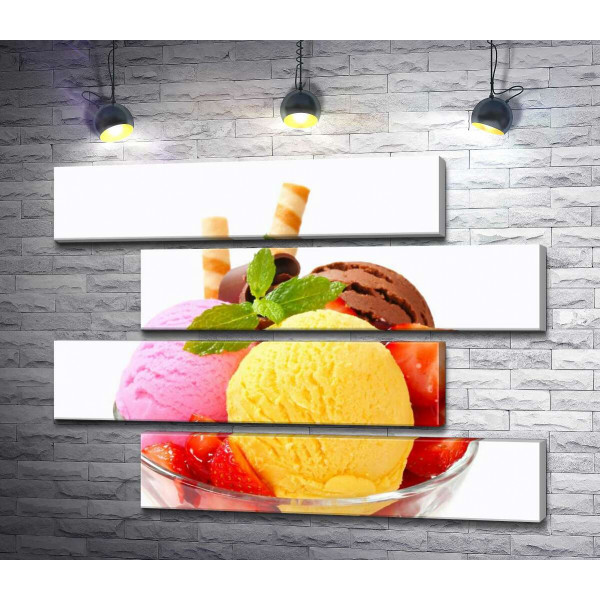 Цветные шарики мороженого с кусочками клубники, шоколадом и мятой