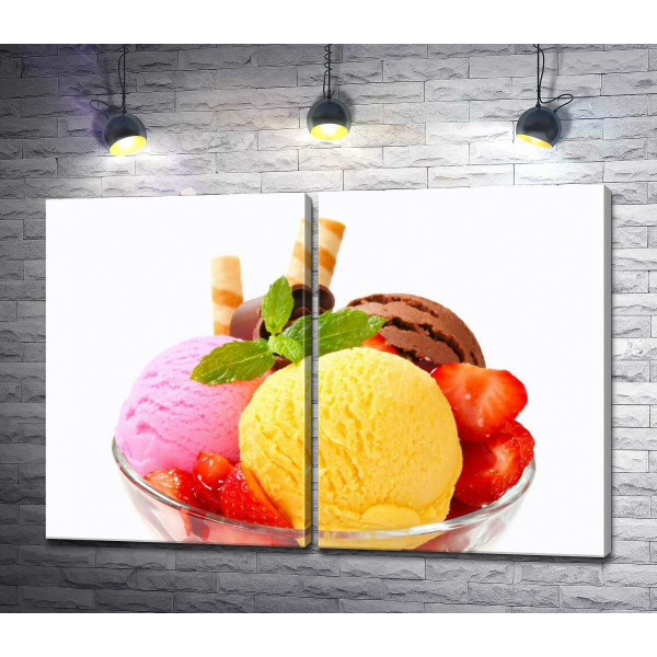 Кольорові кульки морозива з шматочками полуниці, шоколадом та м'ятою