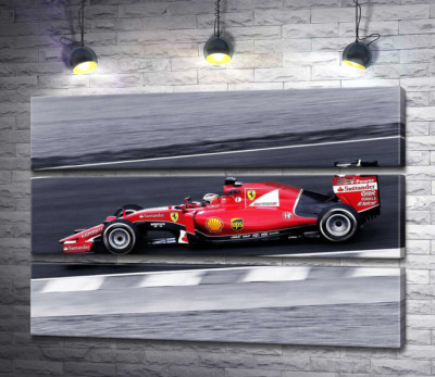 Красный автомобиль Ferrari на гоночной трассе "Формулы-1"