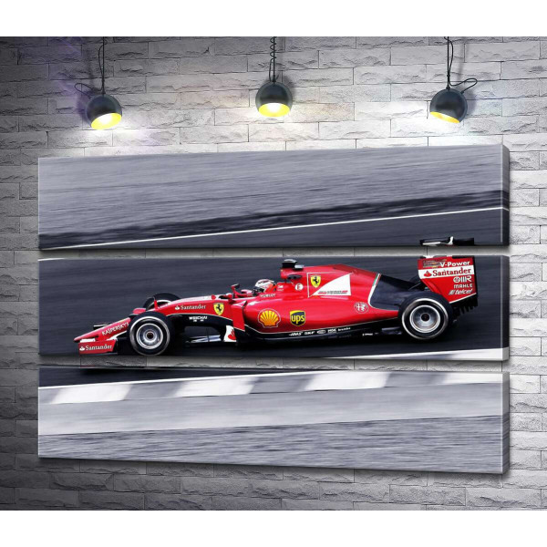 Красный автомобиль Ferrari на гоночной трассе "Формулы-1"