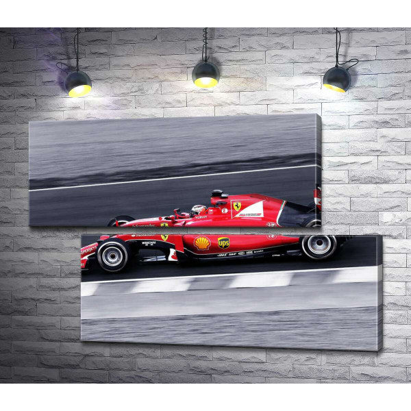 Червоний автомобіль Ferrari на гоночній трасі "Формули-1"