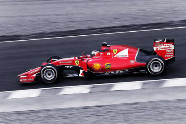 Красный автомобиль Ferrari на гоночной трассе "Формулы-1"