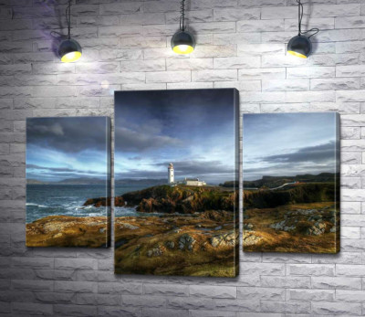 Темные облака надвигаются на белый маяк полуострова Фанад (Fanad)