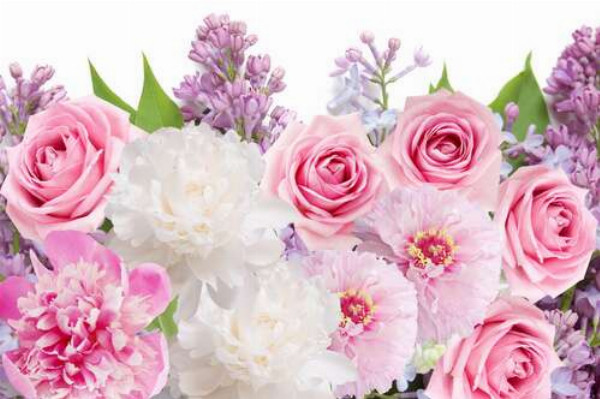 Розы, пионы, сирень и циннии в нежно-розовой композиции
